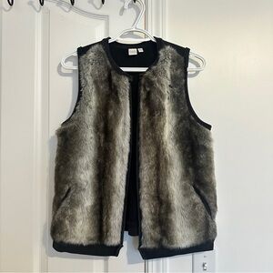 Twik Faux Fur Sleeveless Vest with Pockets – Black & Gray